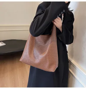 Sac porté épaule hobo en cuir tressé marron classique, grand cabas de travail pour femmes chic.