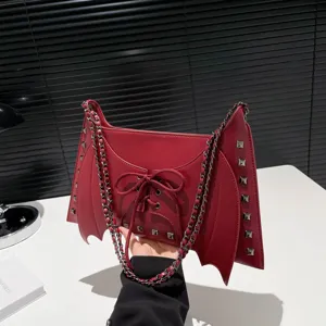 Sac Bandoulière en Cuir PU Style Gothique Ailes de Chauve-Souris Rivet Punk Chaîne Couleur Unie Casual Femme