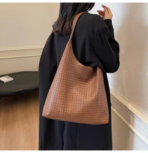 Sac épaule en cuir tressé marron, fourre-tout minimaliste chic pour le quotidien.