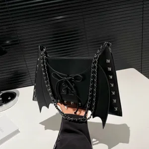 Sac à bandoulière noir ailes de chauve-souris avec chaîne rivets et laçage vue principale