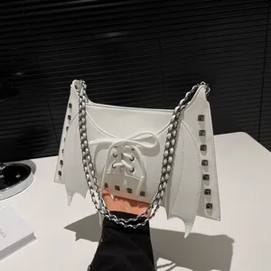 Élégant sac à bandoulière blanc en forme d'aile avec chaîne métallique et détails de laçage.