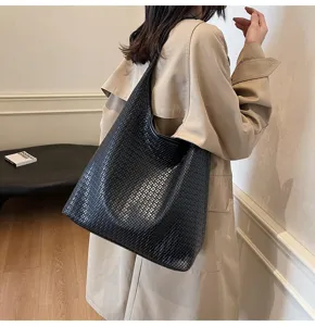 Detail sac a epaule en cuir tisse noir, cabas hobo vintage elegante pour femmes au quotidien