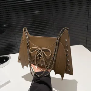 Élégant sac à bandoulière gothique marron en forme d'aile de chauve-souris et rivets.