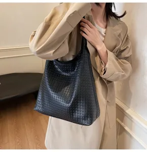 Sac à épaule en cuir tissé classique pour femme, grand cabas hobo élégant pour le travail quotidien.