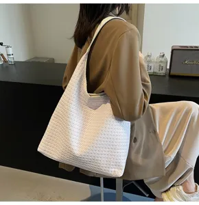 Sac porté épaule tissé blanc élégant pour femme, grand cabas hobo pour les trajets quotidiens.