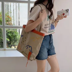 Sac cabas en toile pour femme, grand sac porté épaule avec sangle contrastée et belle broderie.