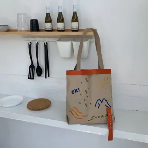 Sac cabas en toile avec sangle contrastée et broderie, idéal pour le shopping quotidien.
