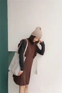 Casual corduroy shoulder bag for women, large capacity student daily shopping tote bag.