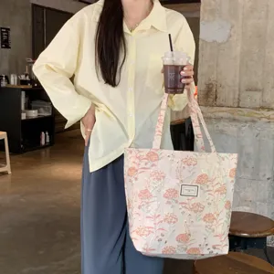 Detailansicht der vintage rosafarbenen Jacquard-Tragetasche mit zarter floraler Leinenstruktur.