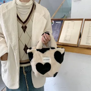 Japanischer Stil flauschige Plüsch Handtasche mit schwarzem Herz Muster süße Tasche für Damen.