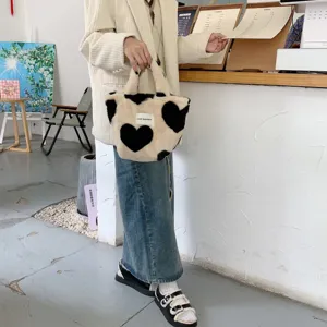 Japanische süße Plüsch Handtasche mit schwarz-weißem Herzmuster, weiche Tragetasche im Alltag.