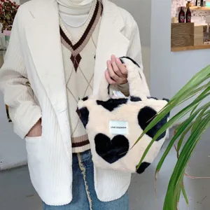 Detailansicht der japanischen Plüschhandtasche mit süßem Herzmuster und weichem Stoff.
