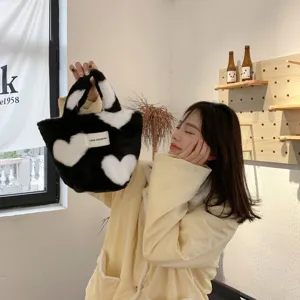 Japanische Plüsch Handtasche mit Herz Muster schwarz weiße flauschige Tasche für Damen.