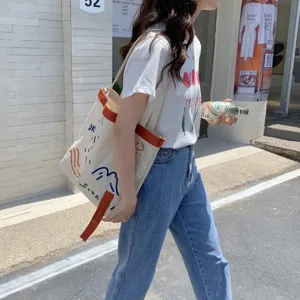 Sac cabas en toile élégant avec sangles contrastées et broderie, grand sac à épaule tendance.