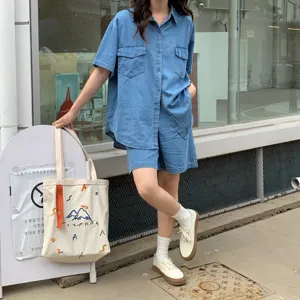 Sac cabas en toile avec broderie colorée et ruban contrasté, grand sac bandoulière élégant.