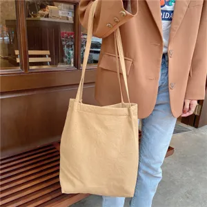 Casual cotton linen tote bag detail shot showing minimalist canvas shoulder bag texture.