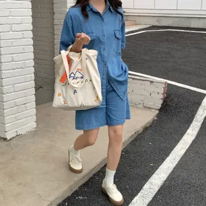 Sac cabas en toile pour femme grand sac bandoulière avec broderie colorée et sangle.