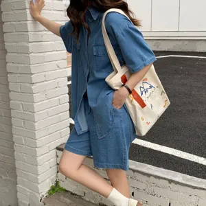 Vue détaillée du sac cabas en toile décontracté avec sangle contrastée et broderie artistique.