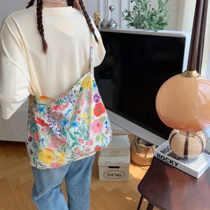 Floral canvas shoulder bag, large capacity casual tote bag for women daily fashion use.