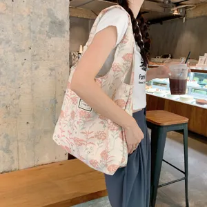 Detailansicht der Retro Blumen Jacquard Achseltasche, Vintage Canvas Schultertasche im Einsatz.
