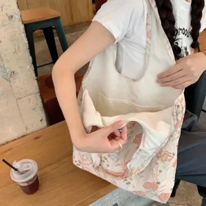 Vintage Jacquard Unterarmtasche Detailansicht mit Innentasche, elegante Stoff Handtasche.