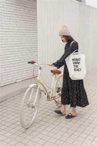 Casual large capacity canvas shoulder bag for women, trendy everyday canvas shopper tote bag.