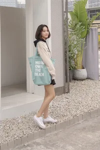 Canvas tote bag for women, large capacity shoulder bag, casual aesthetic daily shopping bag.