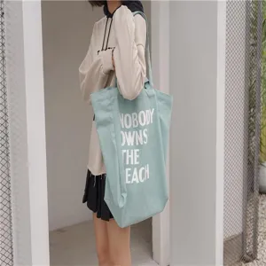 Minimalist canvas tote bag detail shot, large capacity casual shoulder bag with print.