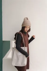 Corduroy shoulder bag for women, large capacity casual tote bag, daily student shopping bag.