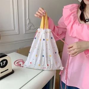 Zaino con coulisse in tela a pois colorati estivi, borsa carina casual per uso quotidiano.