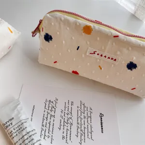 Astuccio in tela con ricamo a pois colorati, graziosa custodia per cancelleria estetica.