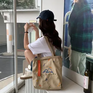 Sac cabas bandoulière en toile pour femme, grand sac fourre-tout décontracté avec broderie stylée.