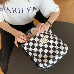 Sac cabas en toile à carreaux noir et blanc, grand format pour femme élégante et chic.