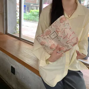 Vintage blumen jacquard kosmetiktasche rosa kleine handtasche detail ansicht elegant chic stil.