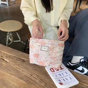 Nahaufnahme des vintage rosa Jacquard Kosmetiktäschchens mit feinen Mustern und Details.