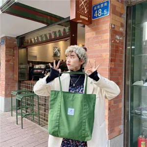 Vue de détail du sac cabas en toile verte, sac à épaule décontracté et minimaliste pour la mode.