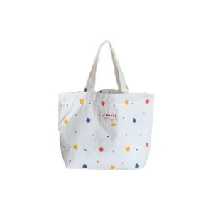 Borsa tote in tela bianca con pois colorati, grande borsa casual per l'uso quotidiano e lo shopping.
