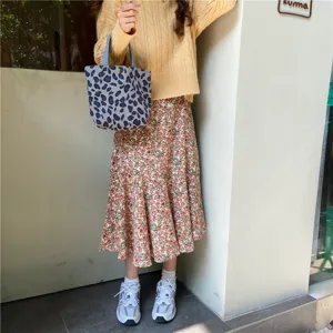 Corduroy lunch handbag with cute daisy print, casual style daily storage tote bag.