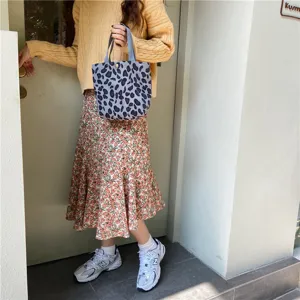 Casual corduroy lunch handbag with unique pattern, ideal for daily portable storage and style.
