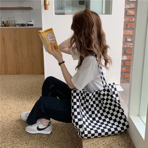 Sac cabas en toile carrele noir et blanc, grand sac de grande capacite pour tous les jours.