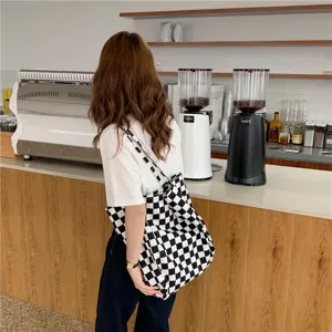 Sac cabas en toile à carreaux noir et blanc pour femmes, grand sac porté épaule élégant.