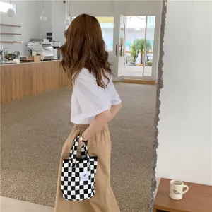 Sac à main en toile à carreaux noir et blanc chic, cabas décontracté pour étudiant.