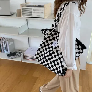 Sac cabas en toile à carreaux noir et blanc, grand sac porté épaule minimaliste chic.