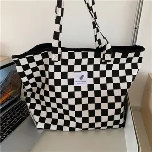 Vue détaillée du sac cabas en toile à carreaux noir et blanc, grand sac fourre-tout.