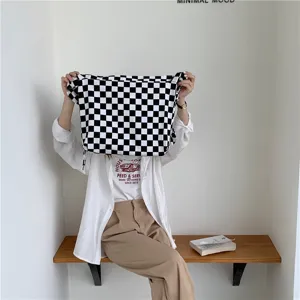 Sac cabas en toile à carreaux noir et blanc, grand sac à épaule minimaliste élégant.