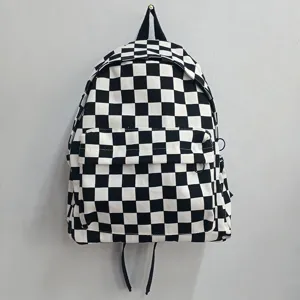 Sac à dos en toile à carreaux noir et blanc vue détaillée, sac casual pour les étudiants.