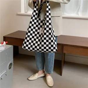 Sac cabas en toile à motif damier noir et blanc, grand sac porté épaule minimaliste pour femme.