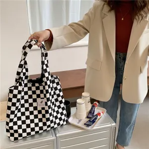Sac cabas en toile à carreaux noir et blanc chic, grand sac porté épaule pour femmes.