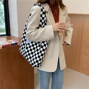 Sac cabas en toile à carreaux noir et blanc chic pour femme, grand sac porté épaule.