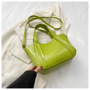 Green casual litchi pattern soft leather handbag, stylish versatile shoulder bucket bag.